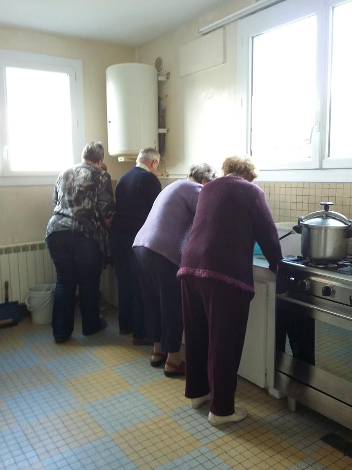 Lavage de la salade et des tomates .... Il y a du monde !