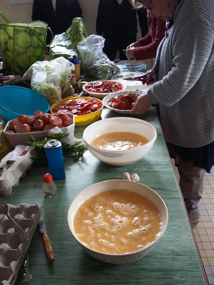 On finalise la préparation de la salade de tomate, les oeufs sont prêts !