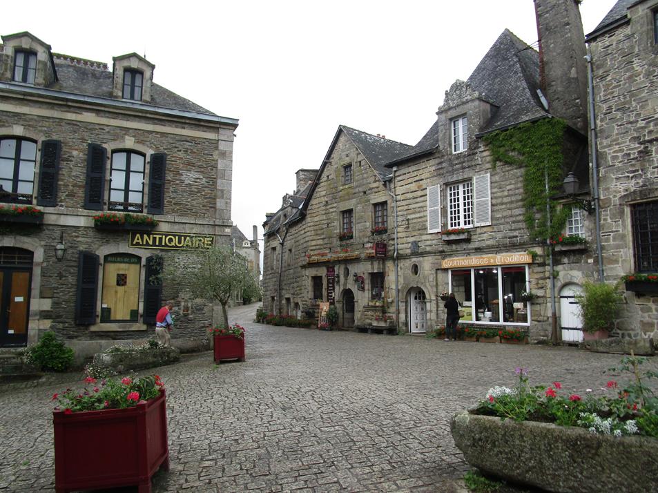 Maisons et boutiques sur les bords des ruelles pavées datant de plusieurs siècles.