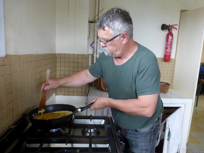 Jacques fait les omelettes après la préparation des champignons.