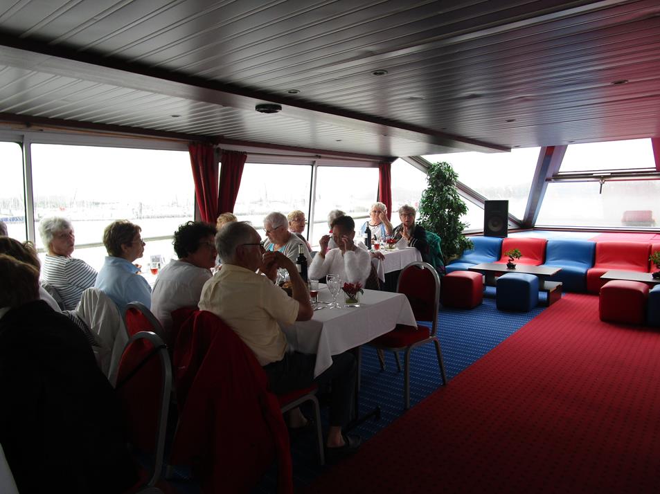 déjeuner à bord du bateau naviguant durant plus de 3 heures sur la Villaine.
